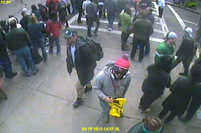 Qualche passo indietro spunta, con cappellino bianco, spunta Dzokhar Tsarnaev